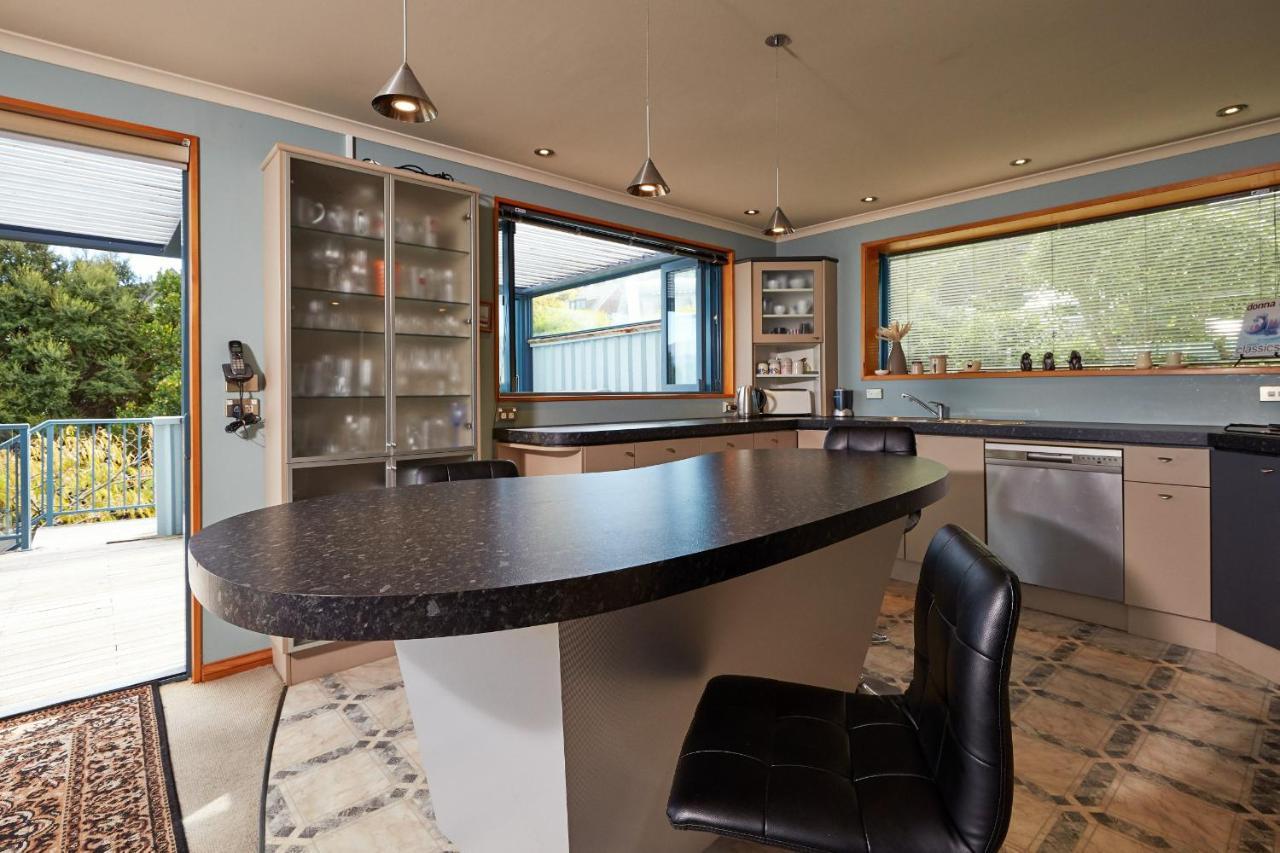 Akaroa Holiday Home Spacious And Quite With Stunning Harbour Views And Close To Town Extérieur photo